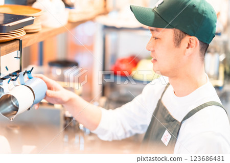 年輕的咖啡師在咖啡館工作 年輕的咖啡師在咖啡館工作 123686481