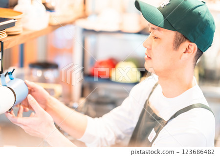 年輕的咖啡師在咖啡館工作 123686482