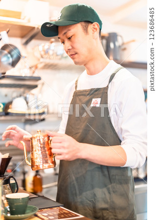 Young barista working in a cafe 123686485