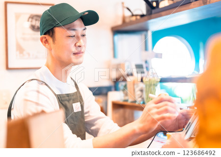 一名男店員用筆接單 123686492
