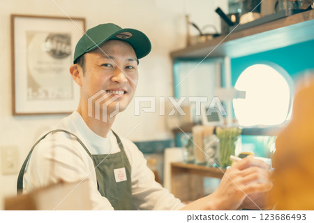 Young barista working in a cafe 123686493