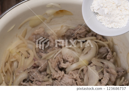 The process of making Hayashi rice 123686737