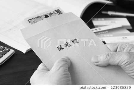 Seniors' medical expenses, bills, expenditure, household finances, elderly burden rate Seniors' medical expenses, bills, expenditure, household finances, elderly burden rate 123686829