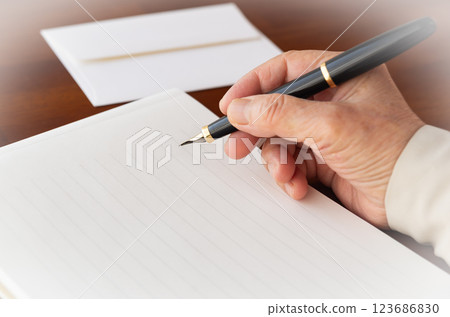 信件、信紙、信封、賀卡、感謝信、信件、手寫遺囑等。 信件、信紙、信封、賀卡、感謝信、信件、手寫遺囑等。 123686830