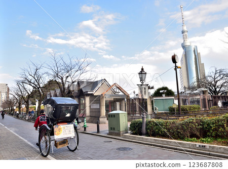 隅田川沿岸助六夢街行駛的人力車 123687808