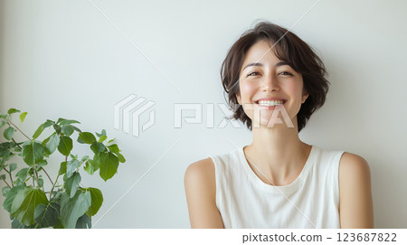 在房間裡微笑的女人美女圖片 AI 123687822