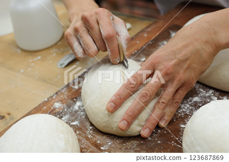 麵包製作、將麵團切成小塊、麵包製作、整形 123687869
