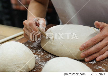 麵包製作、將麵團切成小塊、麵包製作、整形 123687871