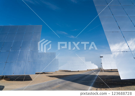 熔鹽塔式太陽能發電廠 熔鹽塔式太陽能發電廠 123688728