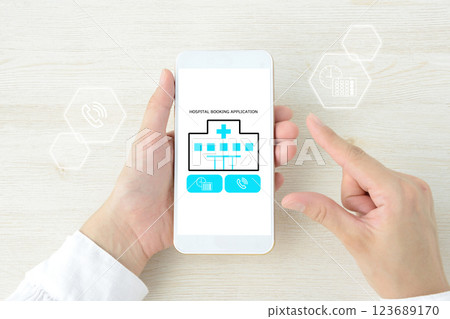 使用醫院預約應用程式的人的圖片 123689170