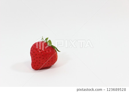 The red jewel, the glow of strawberries, heralds the arrival of spring 123689528