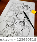 使用沾水筆為漫畫手稿上墨的照片。 123690518