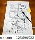 使用沾水筆為漫畫手稿上墨的照片。 123690522