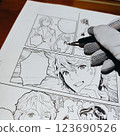 使用沾水筆為漫畫手稿上墨的照片。 123690526