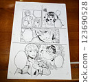 使用沾水筆為漫畫手稿上墨的照片。 123690528