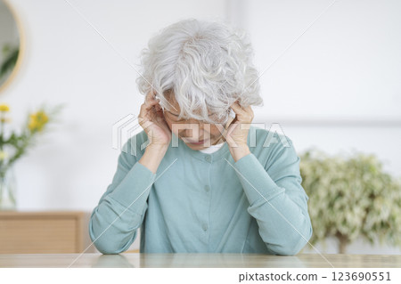 Senior woman holding her head 123690551