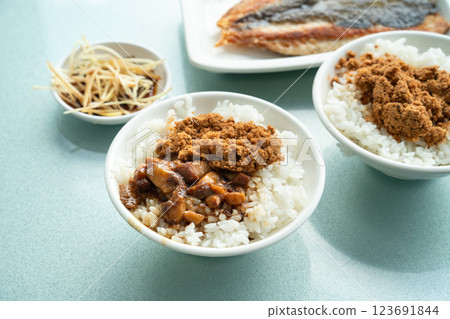 台灣 小吃 滷肉飯 虱目魚 Braised pork rice 台湾風肉そぼろ丼 ルーローファン 123691844