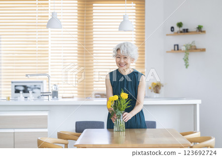 在家裝飾鮮花的老年婦女 在家裝飾鮮花的老年婦女 123692724