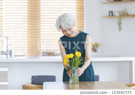 在家裝飾鮮花的老年婦女 123692725