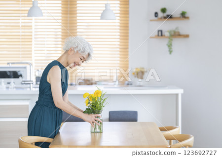 在家裝飾鮮花的老年婦女 在家裝飾鮮花的老年婦女 123692727