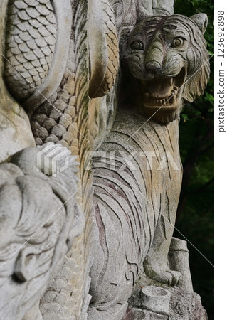 深大寺的老虎雕塑 123692898