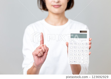 拿著白色計算器並舉起食指的中年婦女 123692929