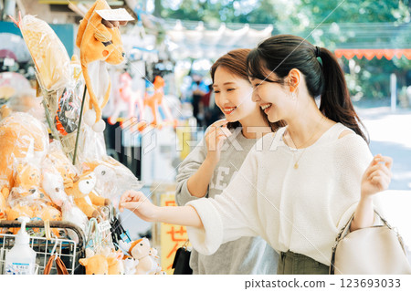 一位女士（朋友）正在挑選奈良的紀念品 123693033