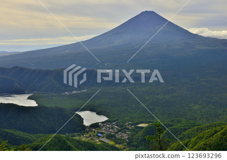 從禦坂山脈的吉澤山欣賞夏季富士山 123693296