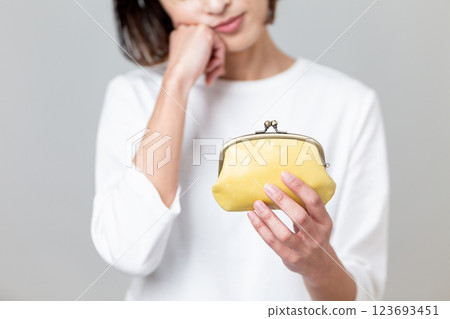 A middle-aged woman worried about her yellow wallet 123693451