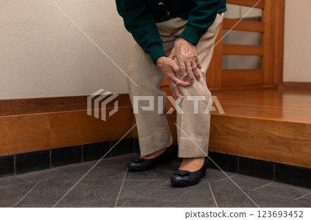 膝蓋疼痛 123693452