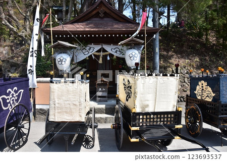 日本岐阜縣高山市春季高山祭期間,神社內擺放的祭祀花車 日本岐阜縣高山市春季高山祭期間,神社內擺放的祭祀花車 123693537