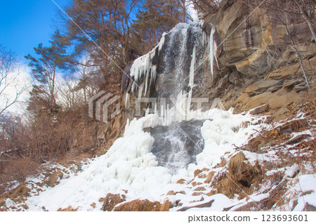 The natural beauty of frozen waterfalls 123693601