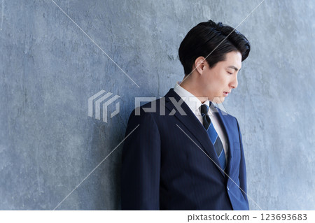 一個陷入困境的男性商人 123693683