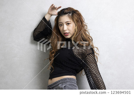 可愛的女人跳舞 123694501
