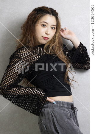 可愛的女人跳舞 123694503