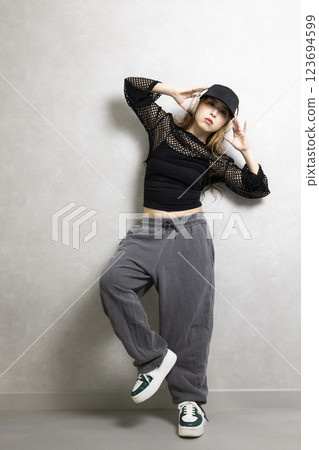 可愛的女人跳舞 123694599