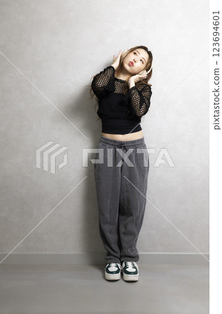 可愛的女人跳舞 123694601