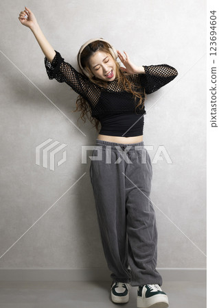 可愛的女人跳舞 123694604