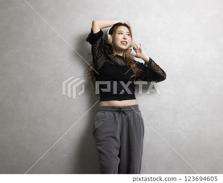 可愛的女人跳舞 123694605