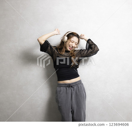 可愛的女人跳舞 123694606