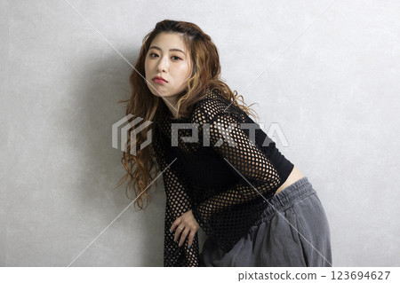 可愛的女人跳舞 123694627