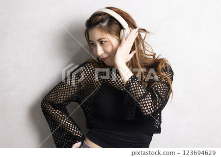 可愛的女人跳舞 123694629