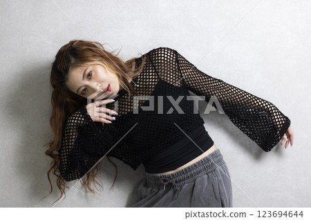 可愛的女人跳舞 123694644