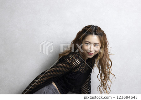 可愛的女人跳舞 123694645