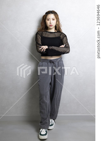 可愛的女人跳舞 123694646