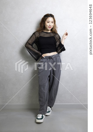 可愛的女人跳舞 123694648