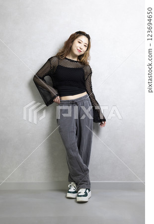 可愛的女人跳舞 123694650