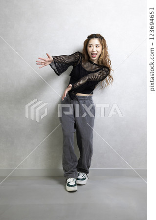 可愛的女人跳舞 123694651