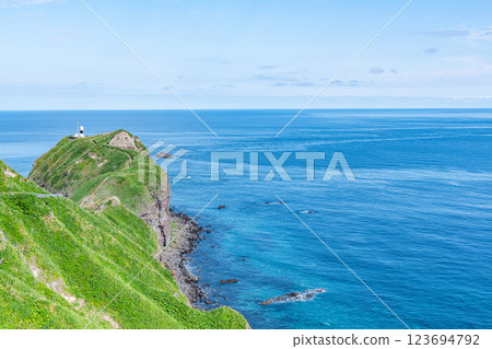 北海道積丹町 夏季新綠盎然的熱門旅遊景點 神居岬與神居岬燈塔 123694792