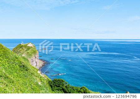 北海道積丹町 夏季新綠盎然的熱門旅遊景點 神居岬與神居岬燈塔 北海道積丹町 夏季新綠盎然的熱門旅遊景點 神居岬與神居岬燈塔 123694796